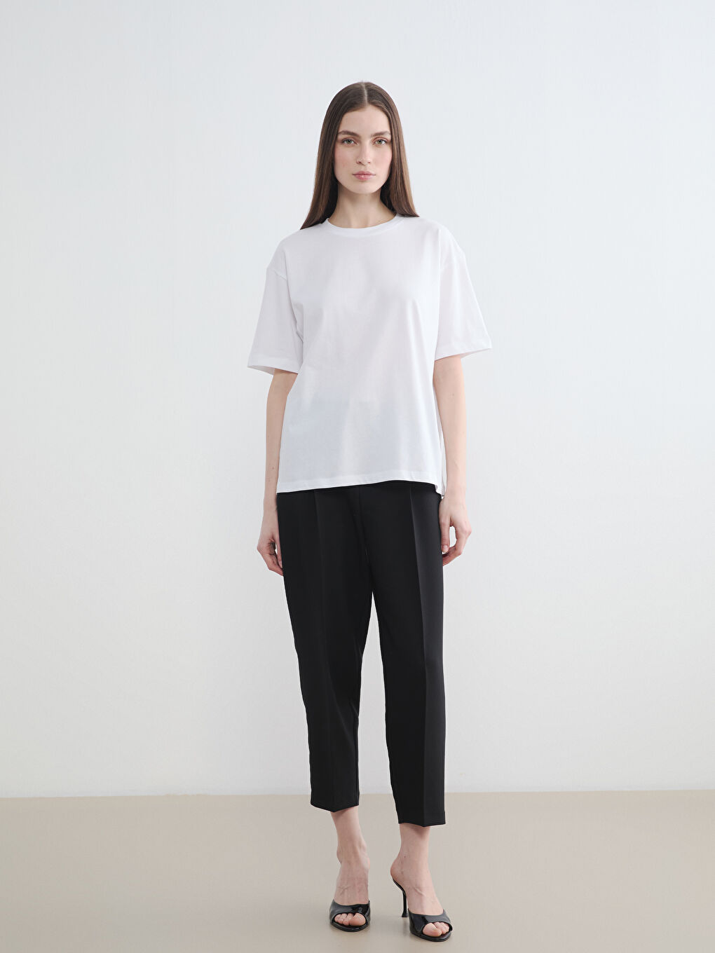 Beyaz Bisiklet Yaka Oversize Kadın Tişört-1