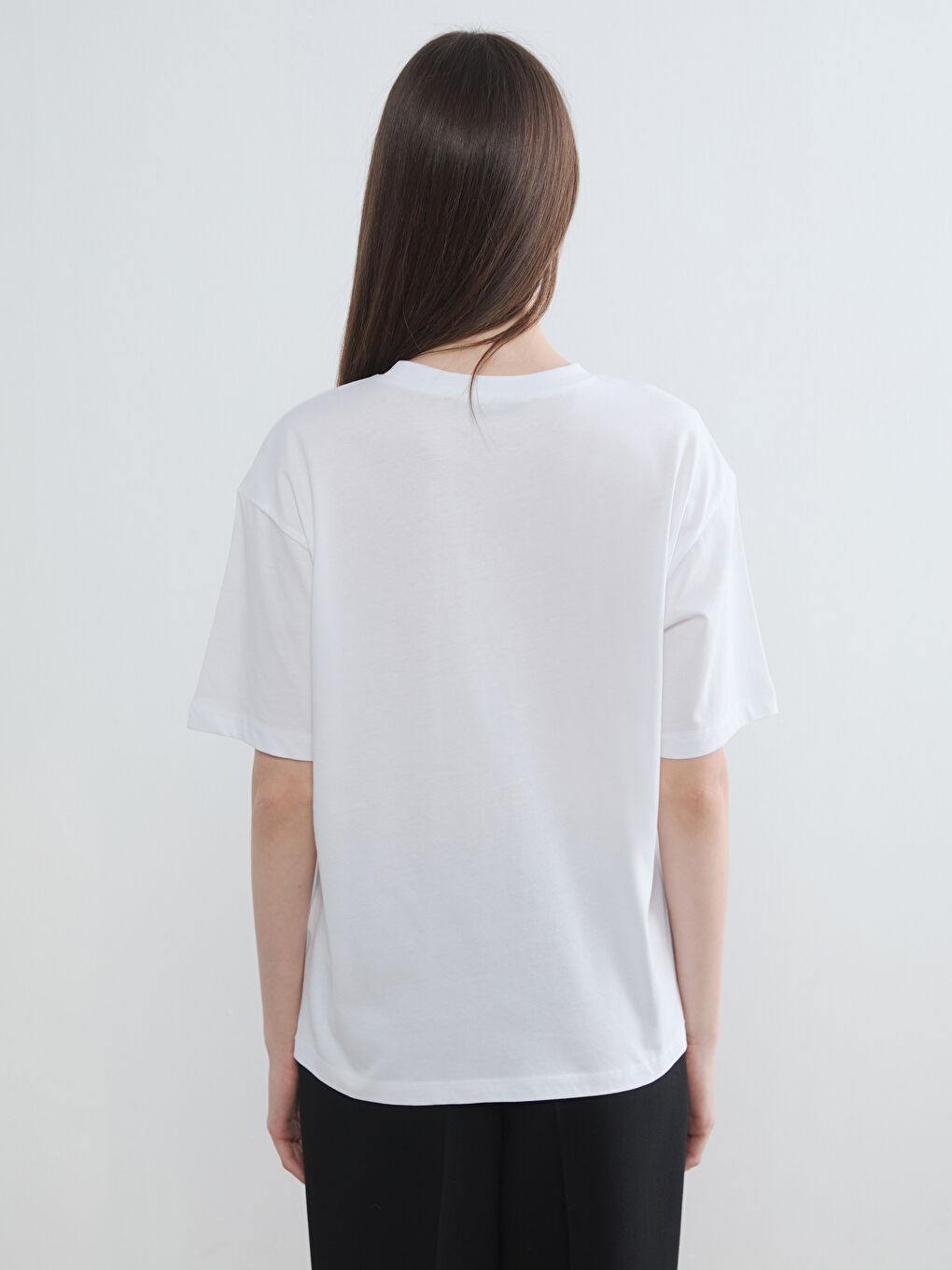 Beyaz Bisiklet Yaka Oversize Kadın Tişört-3