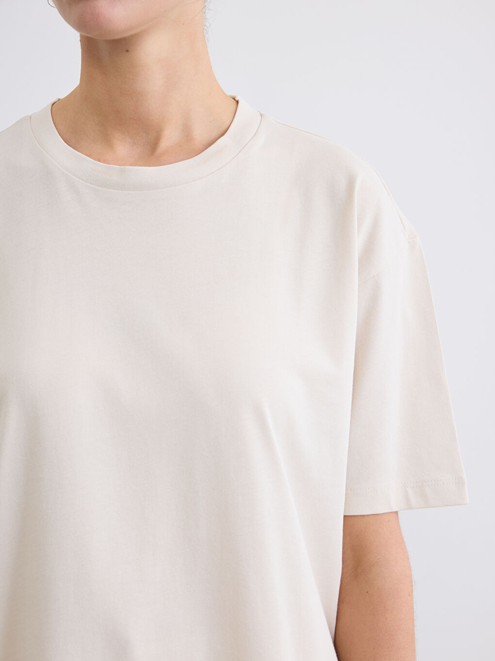 Bej Bisiklet Yaka Oversize Kadın Tişört-2