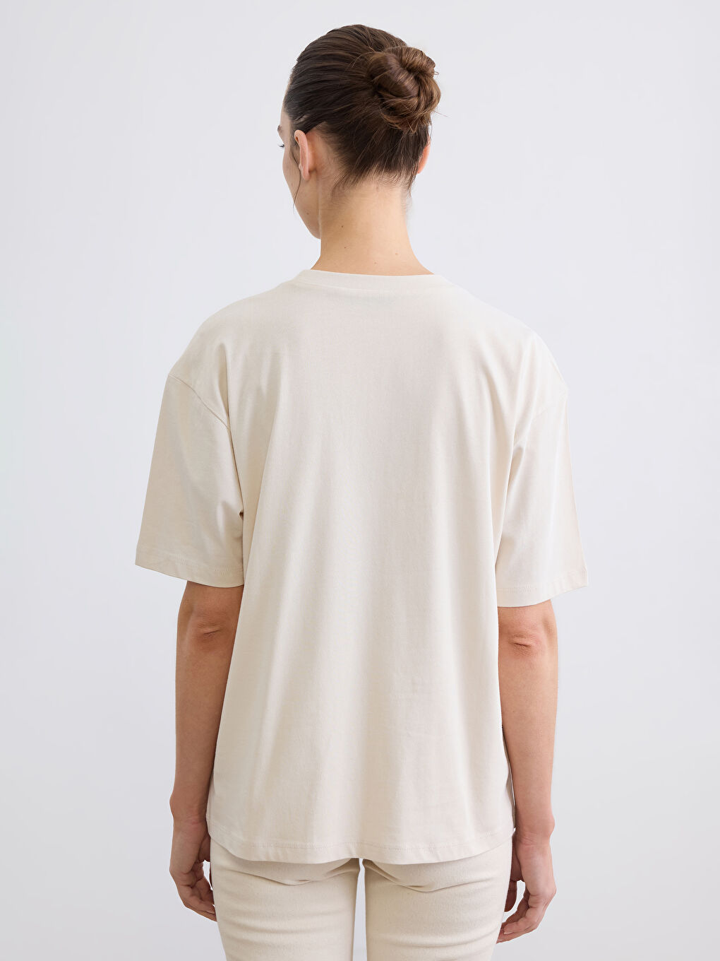 Bej Bisiklet Yaka Oversize Kadın Tişört-3