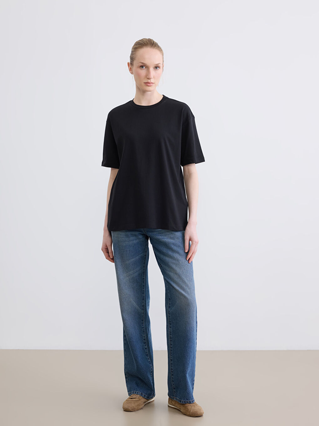 Siyah Bisiklet Yaka Oversize Kadın Tişört-1