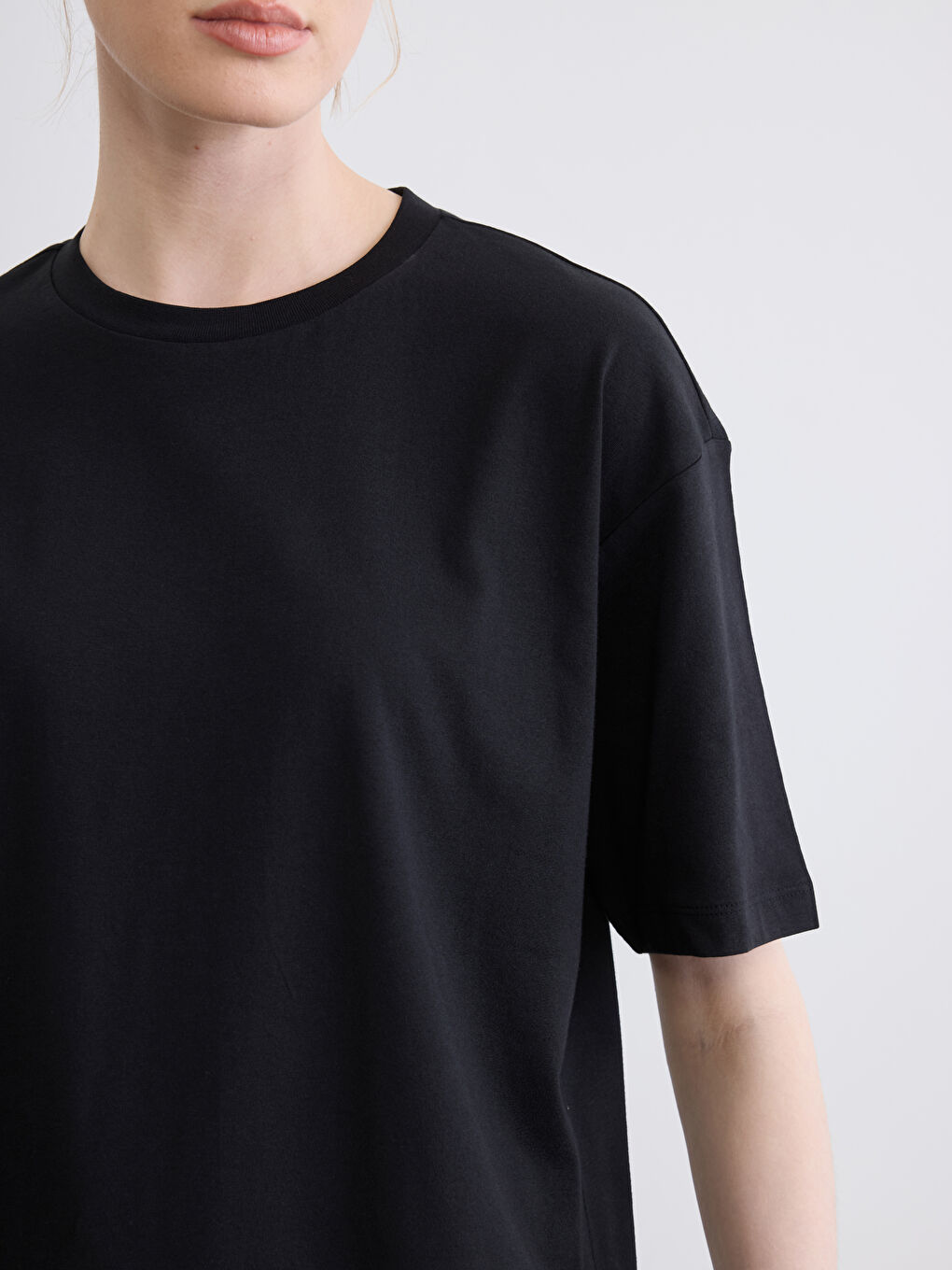 Siyah Bisiklet Yaka Oversize Kadın Tişört-2