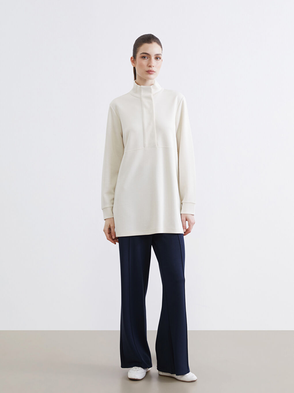 Effortless style meets ultimate comfort in our wide-leg, elasticated waist women's sweatpants.