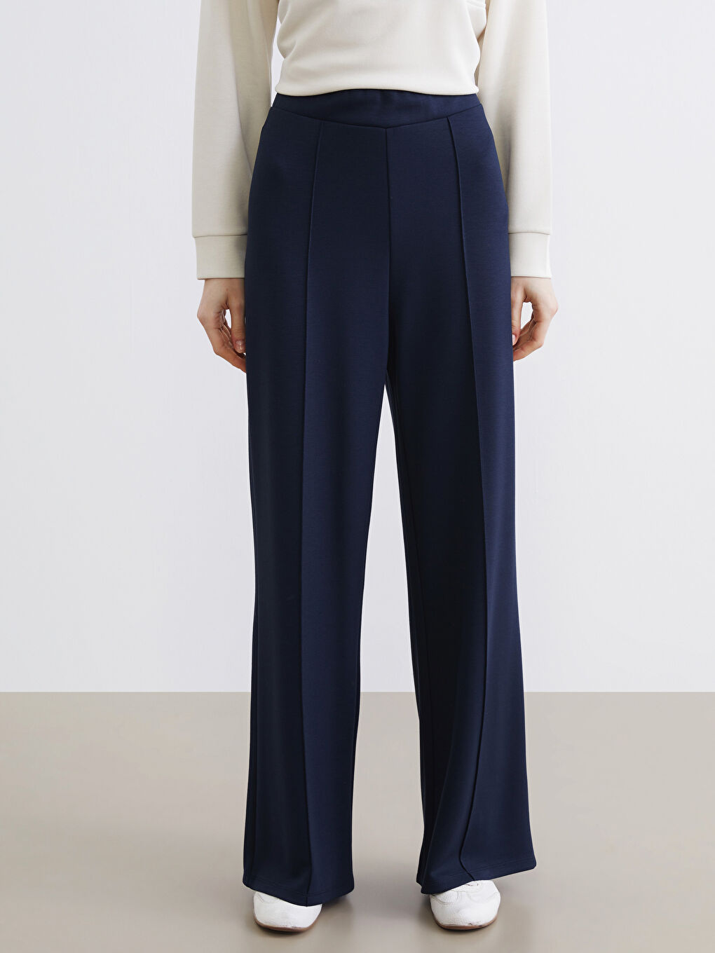 Effortless style meets ultimate comfort in our wide-leg, elasticated waist women's sweatpants.-1