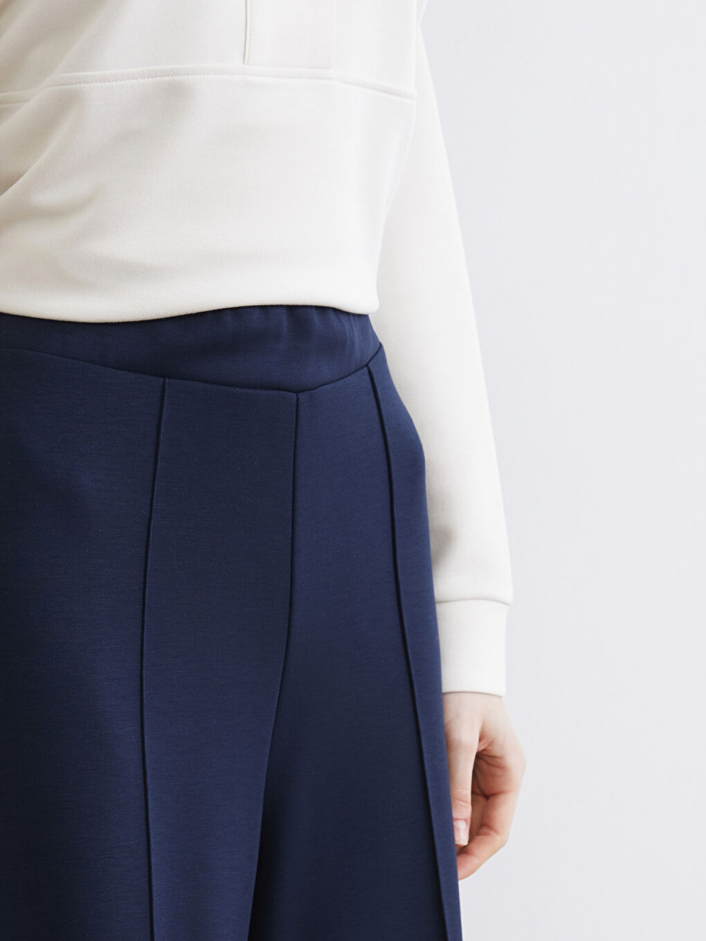 Effortless style meets ultimate comfort in our wide-leg, elasticated waist women's sweatpants.-2