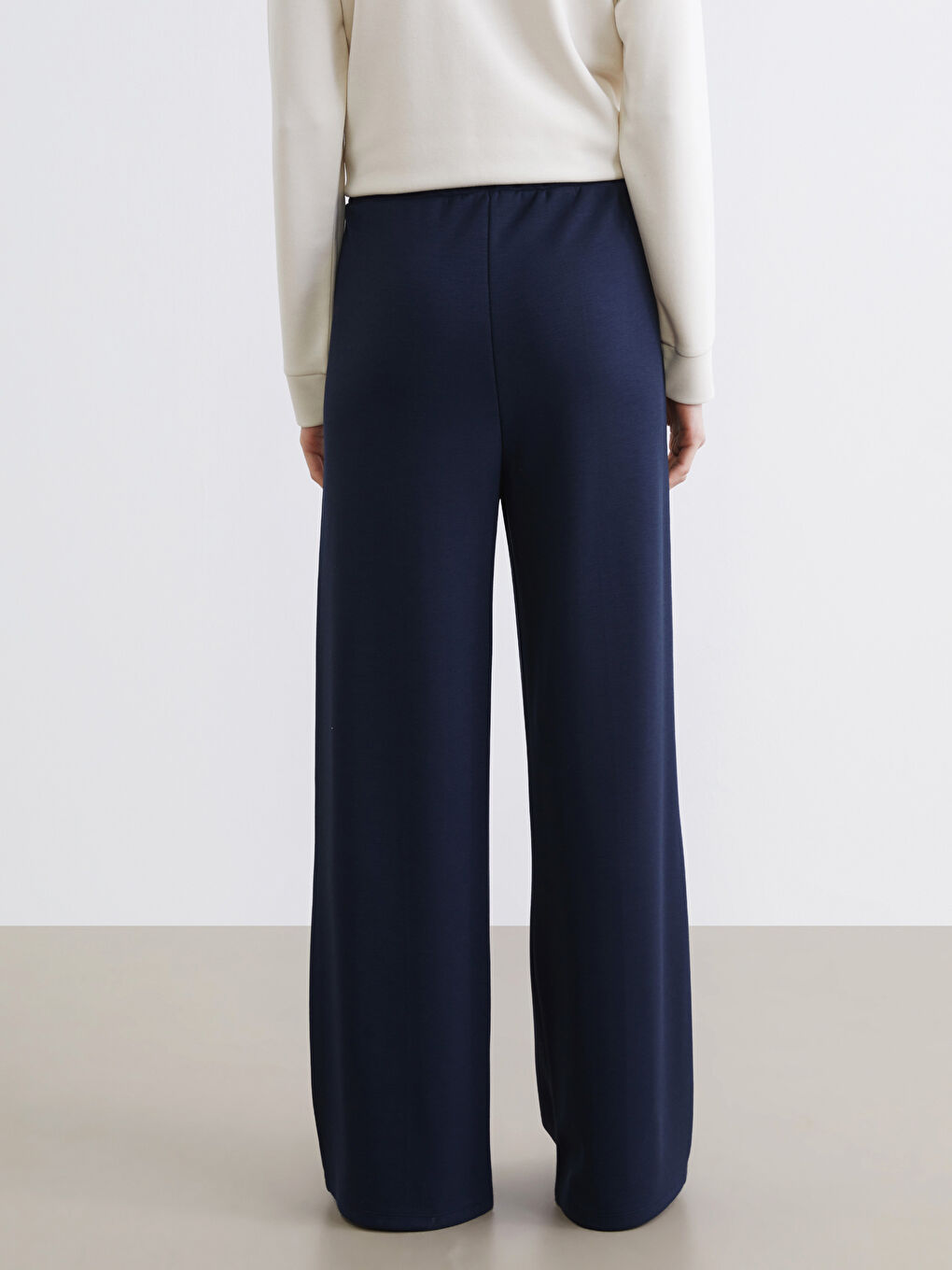 Effortless style meets ultimate comfort in our wide-leg, elasticated waist women's sweatpants.-3
