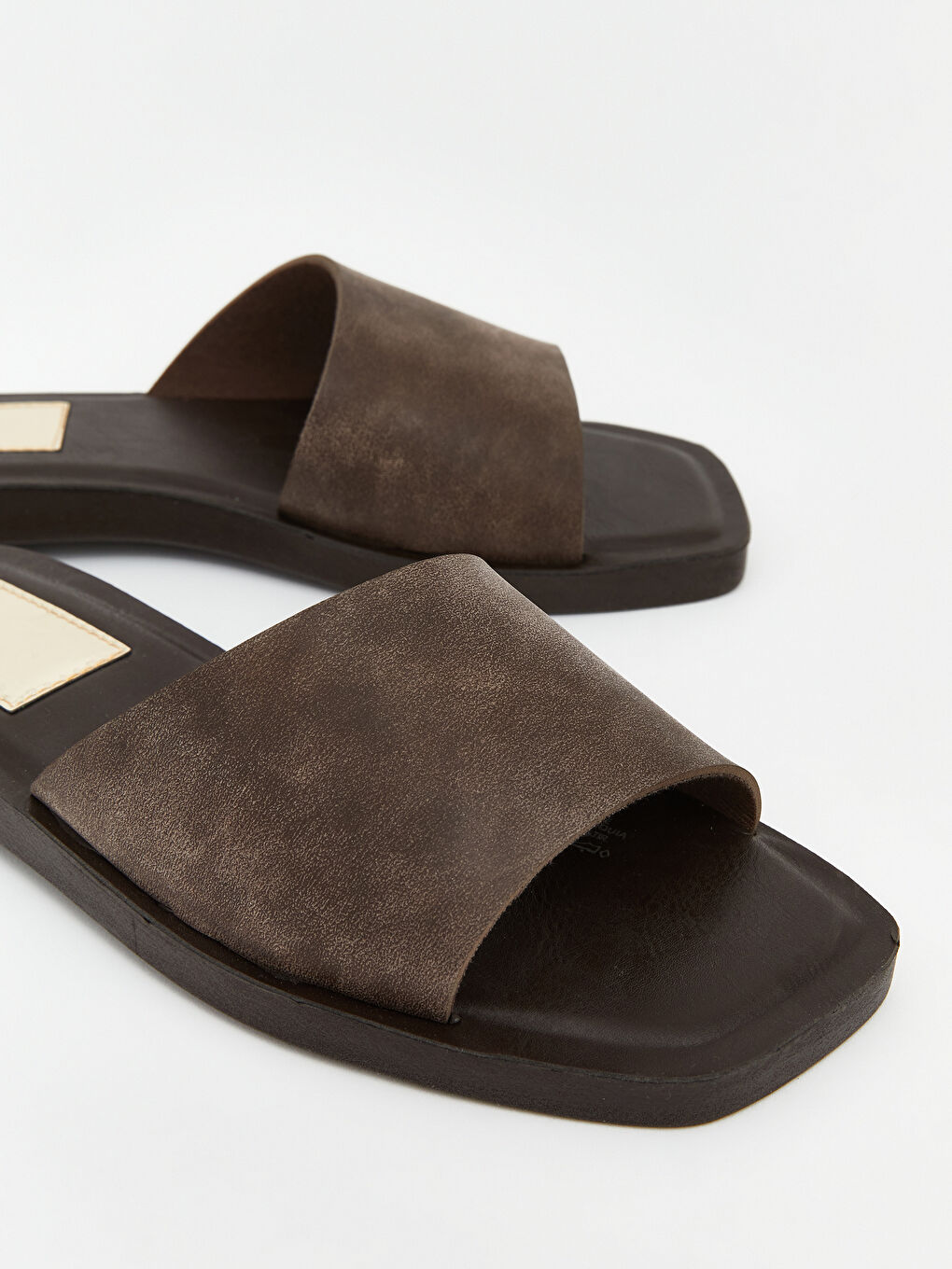 Kahverengi Küt Burunlu Tek Bantlı Kadın Terlik-2