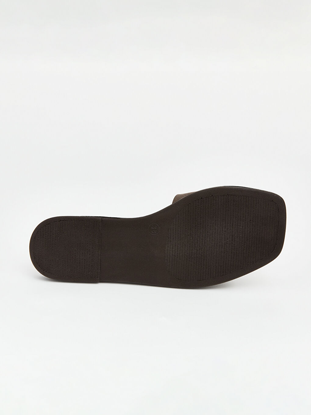 Kahverengi Küt Burunlu Tek Bantlı Kadın Terlik-3