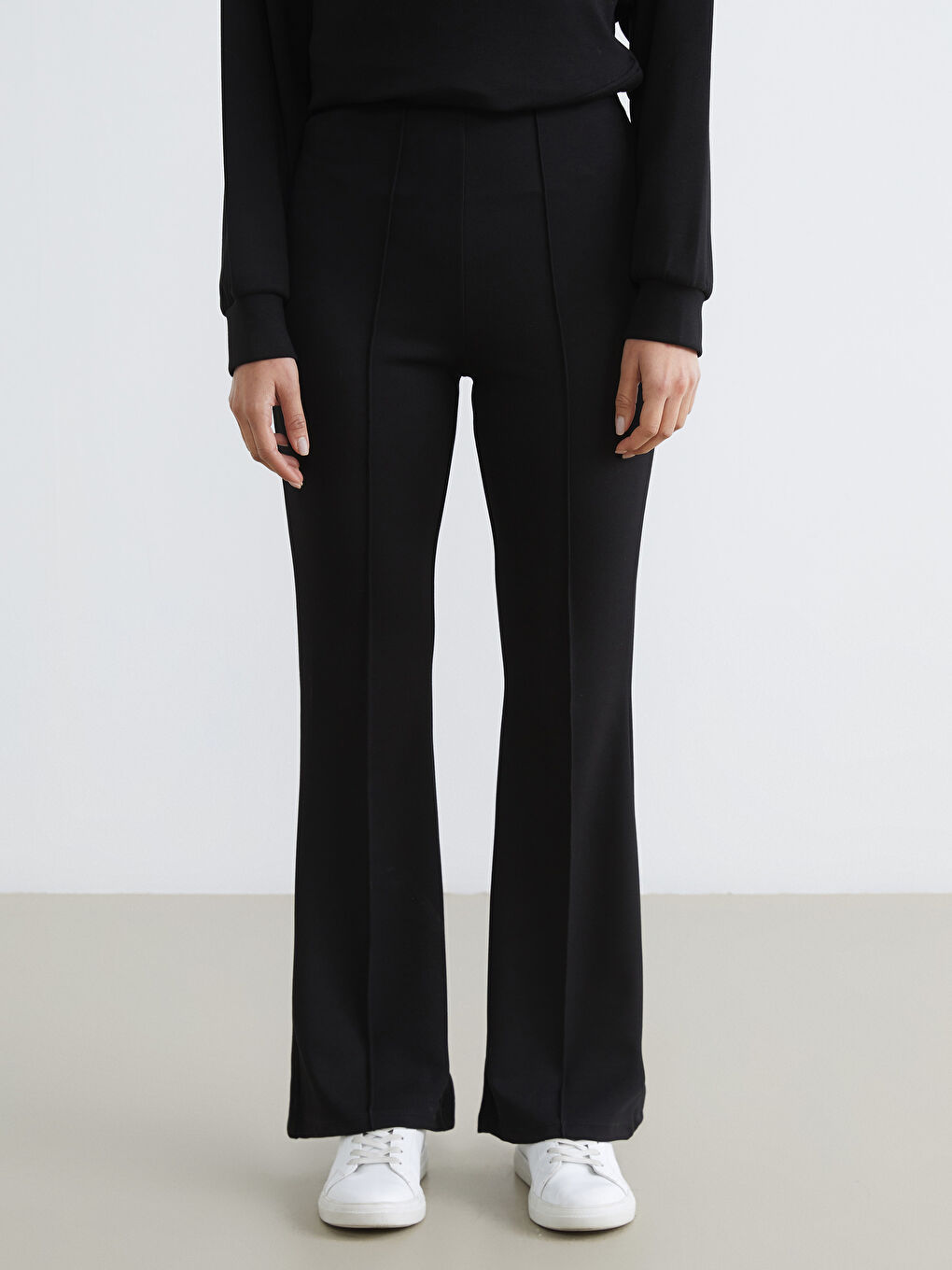 Siyah İspanyol Paça Dikiş Detaylı Kadın Eşofman Altı-1