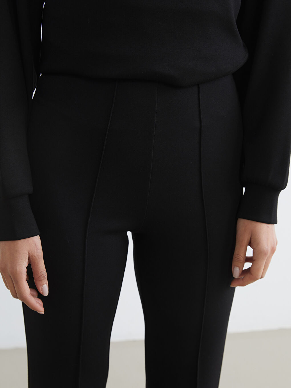 Siyah İspanyol Paça Dikiş Detaylı Kadın Eşofman Altı-2