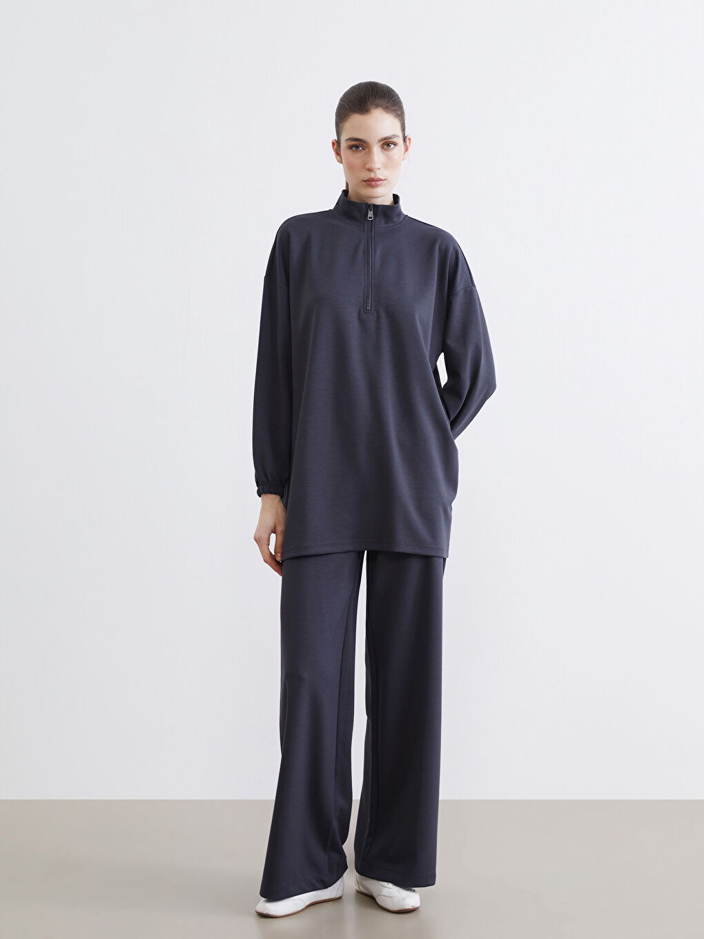 Effortless elegance meets everyday comfort in our wide-leg, elastic-waistband women's sweatpants.