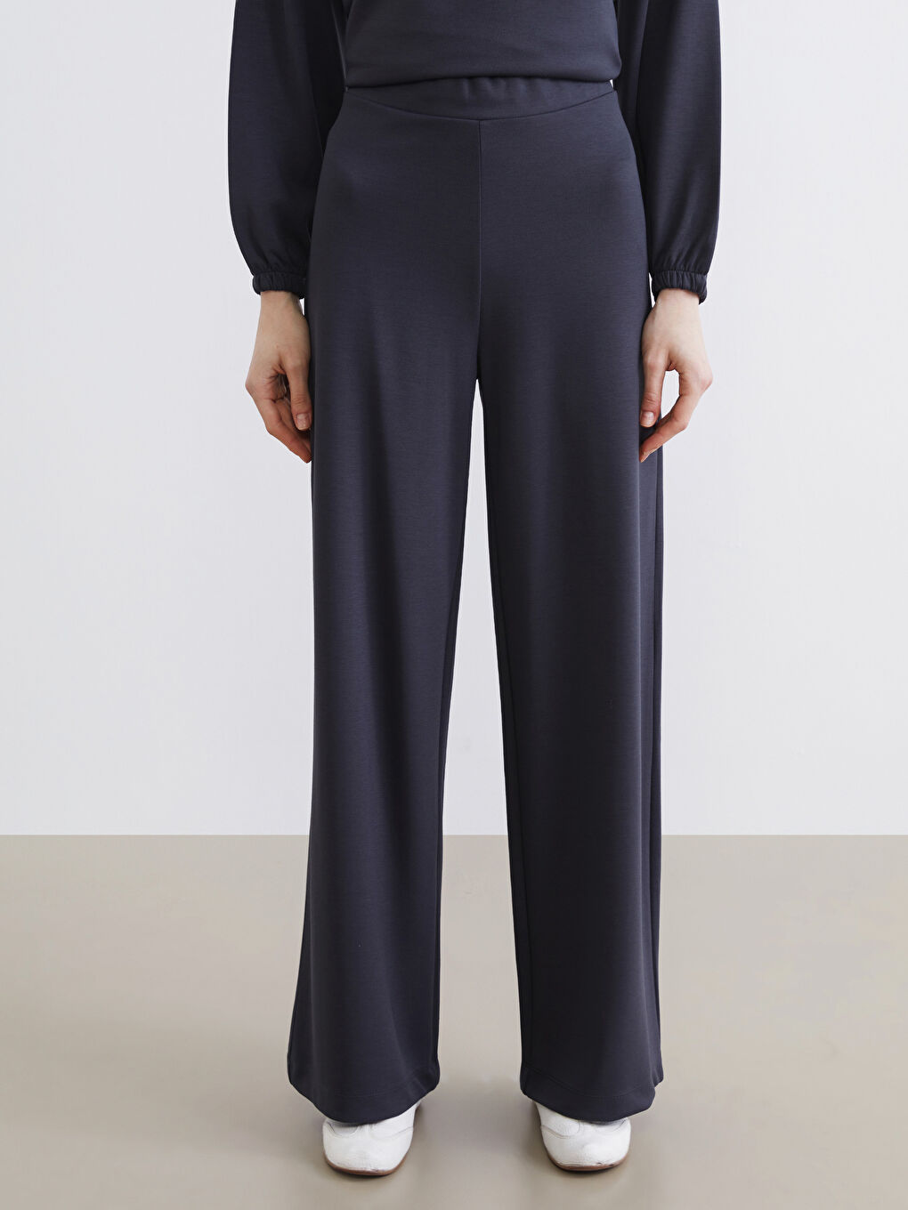 Effortless elegance meets everyday comfort in our wide-leg, elastic-waistband women's sweatpants.-1