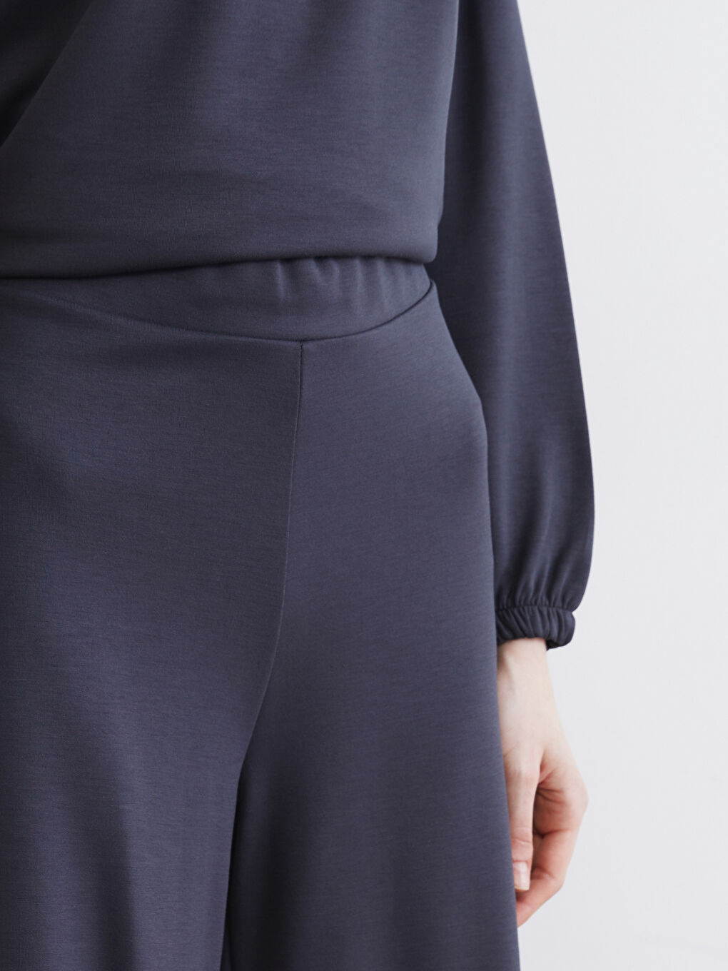 Effortless elegance meets everyday comfort in our wide-leg, elastic-waistband women's sweatpants.-2