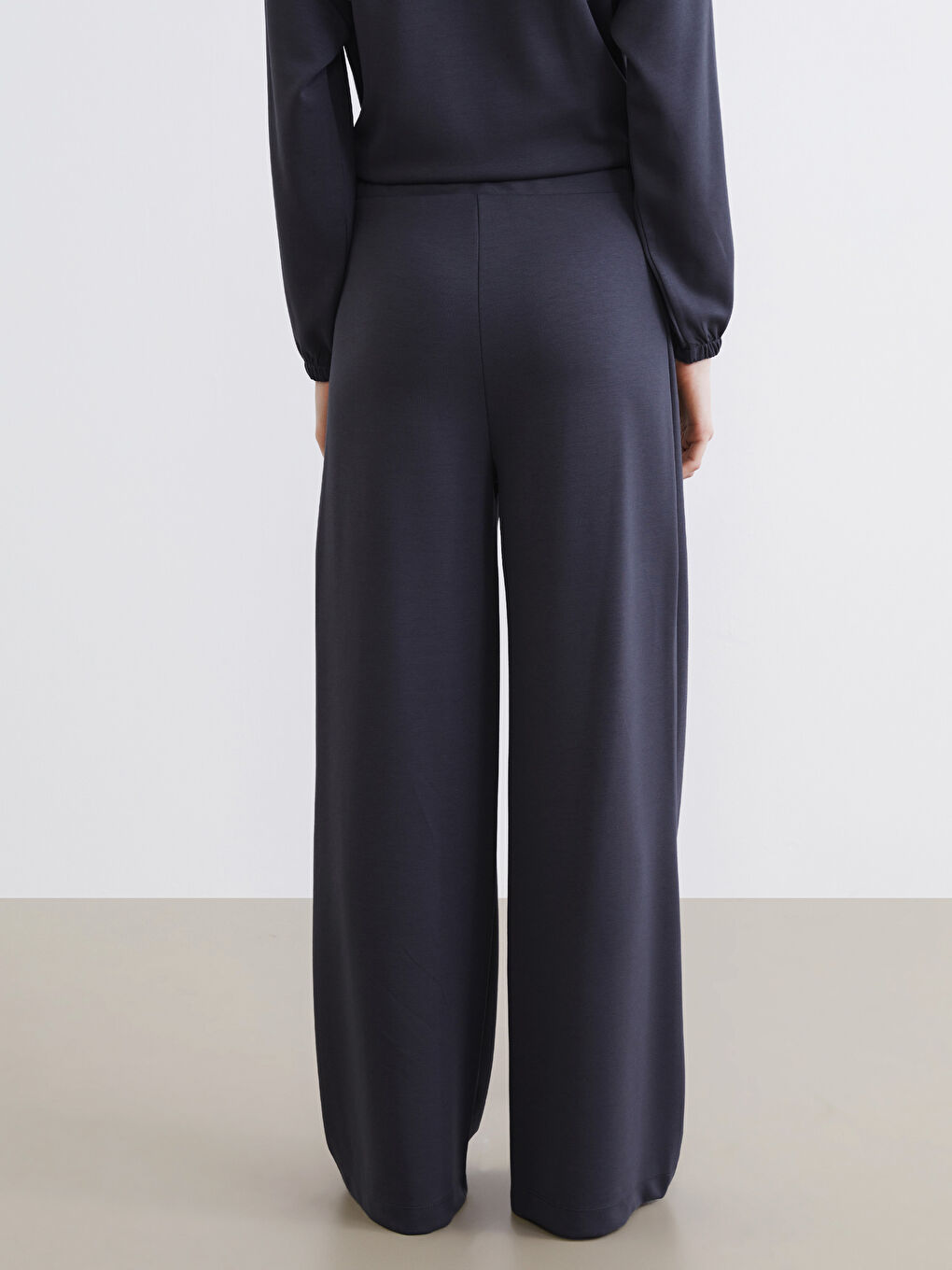 Effortless elegance meets everyday comfort in our wide-leg, elastic-waistband women's sweatpants.-3