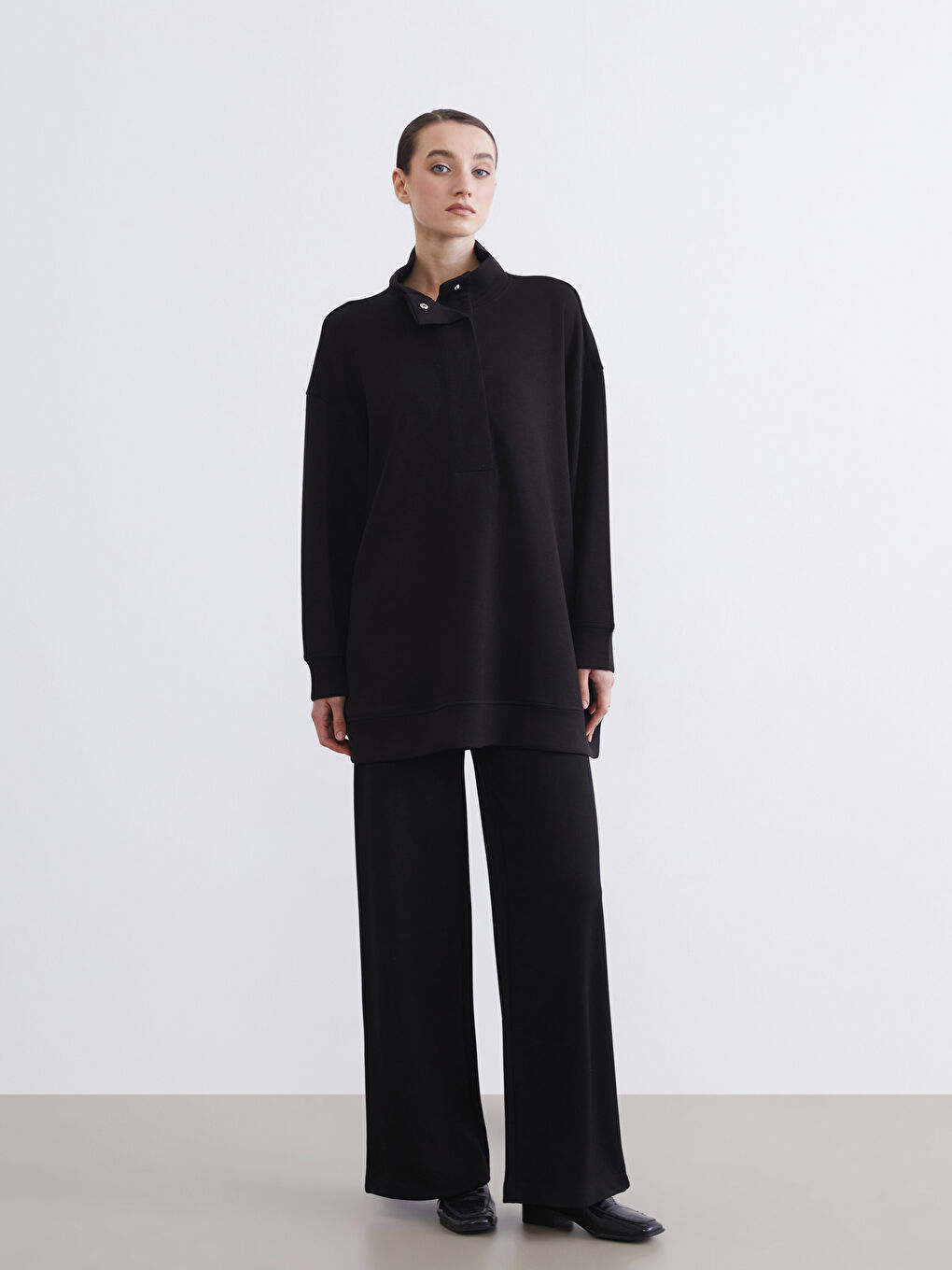 Effortless style meets ultimate comfort in our wide-leg, elastic-waistband women's sweatpants.-1