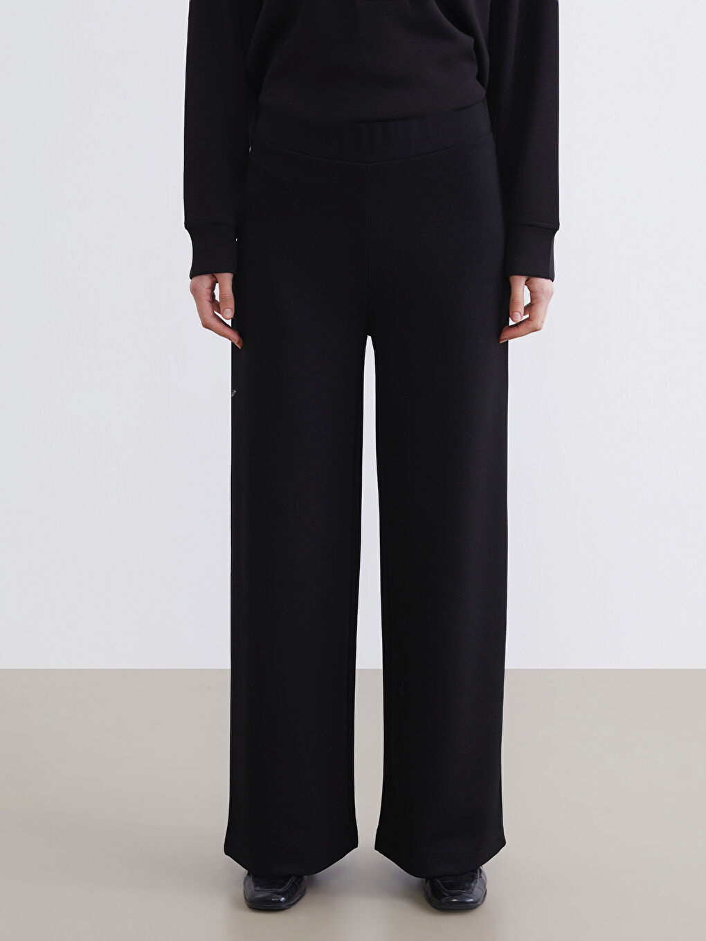 Effortless style meets ultimate comfort in our wide-leg, elastic-waistband women's sweatpants.-2