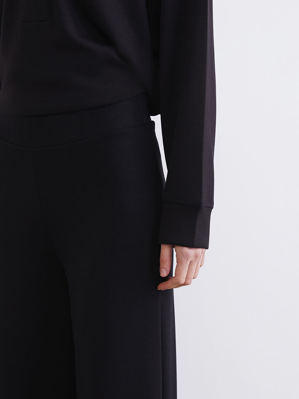 Effortless style meets ultimate comfort in our wide-leg, elastic-waistband women's sweatpants.-4