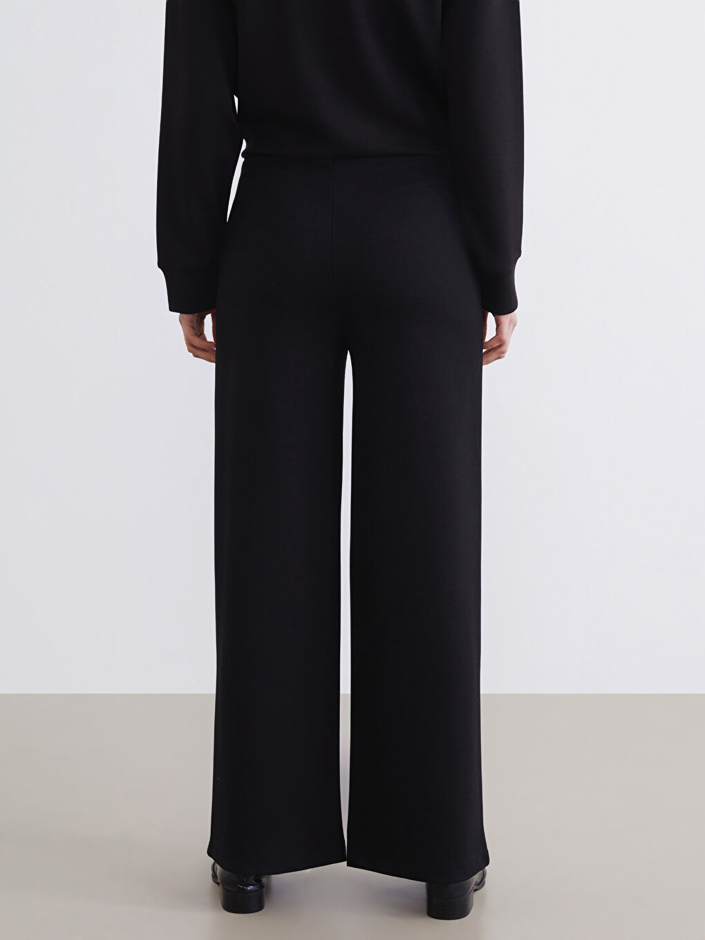 Effortless style meets ultimate comfort in our wide-leg, elastic-waistband women's sweatpants.-6