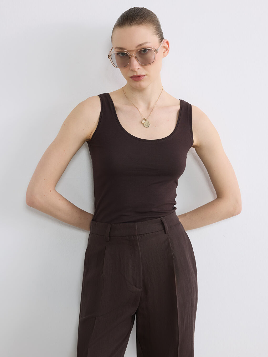 Kahverengi U Yaka Kadın Atlet