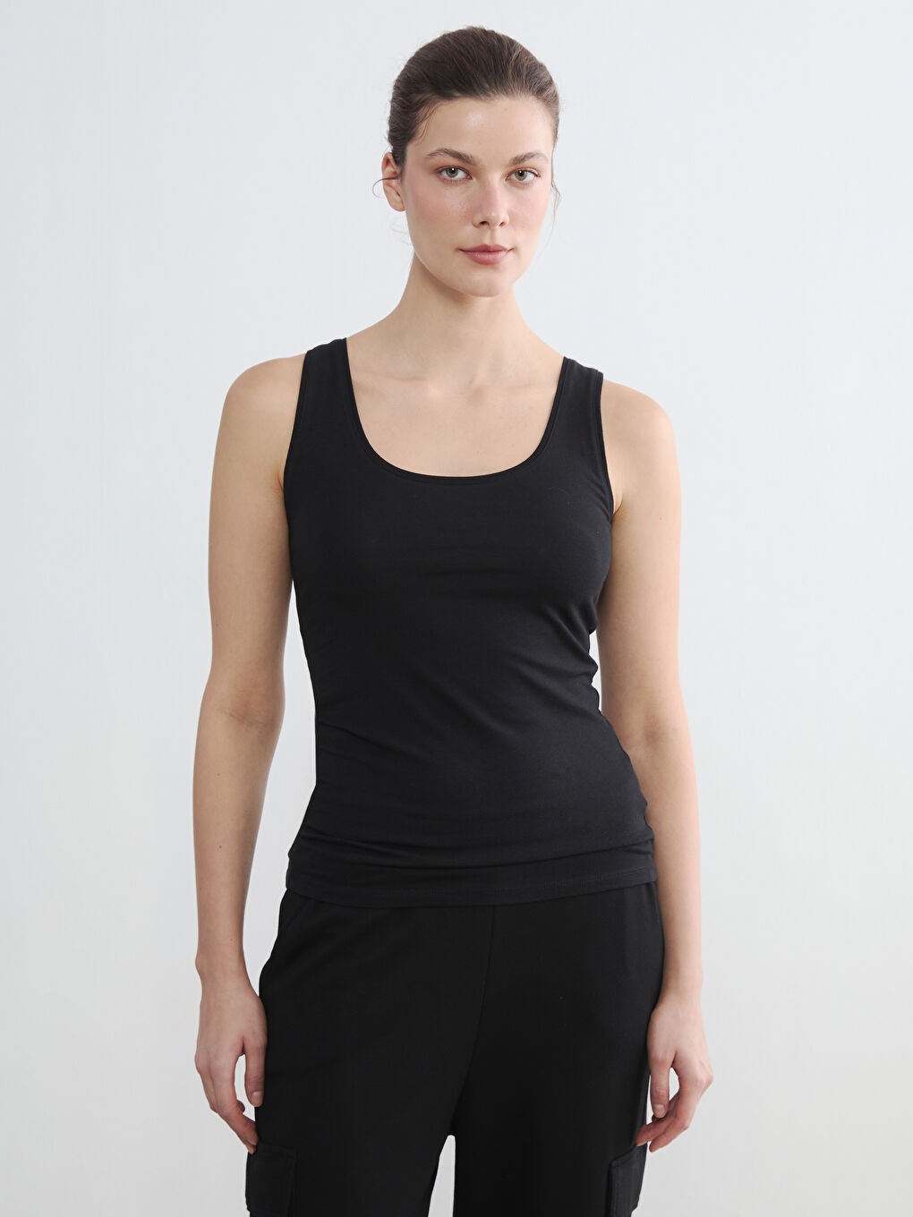 Siyah U Yaka Kadın Atlet	