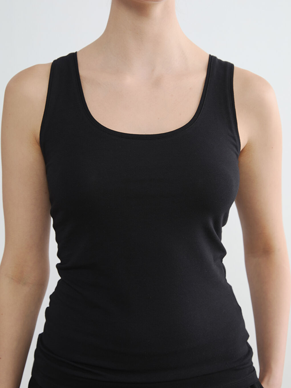 Siyah U Yaka Kadın Atlet	-2