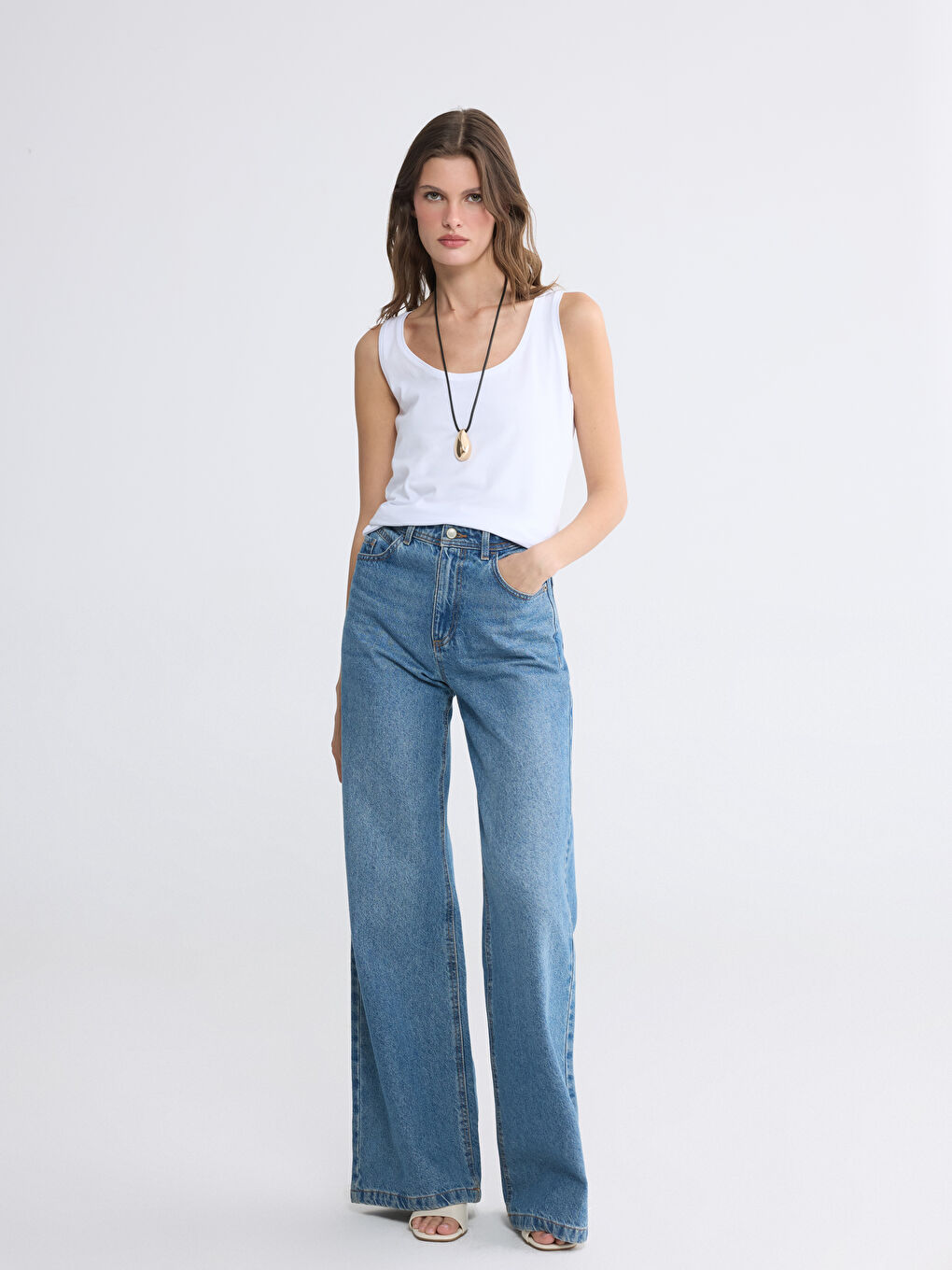 Женская майка с U-образным вырезом-1