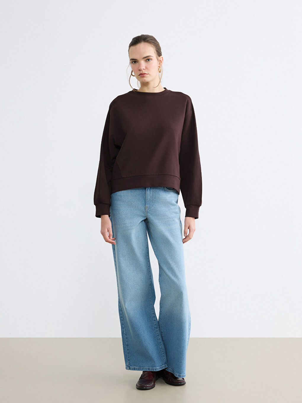 Дамски широко изрязан суитшърт с кръгло деколте-1