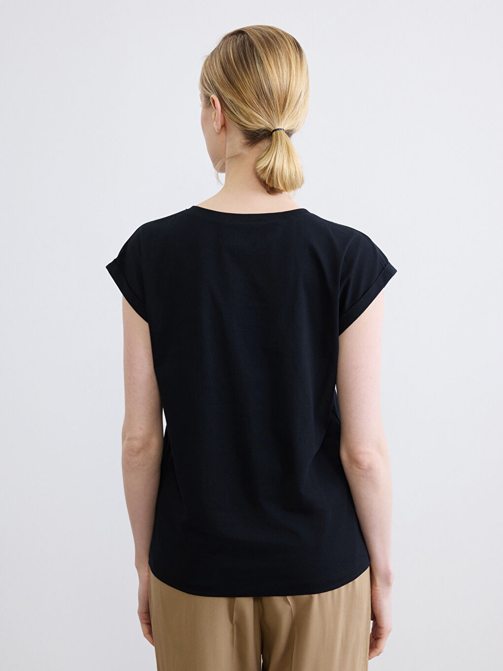 Siyah Bisiklet Yaka Baskılı Kadın Tişört-3