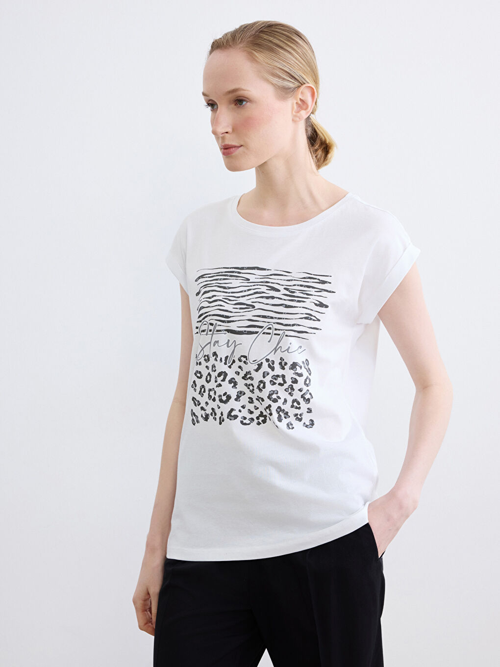 Beyaz Bisiklet Yaka Baskılı Kadın Tişört