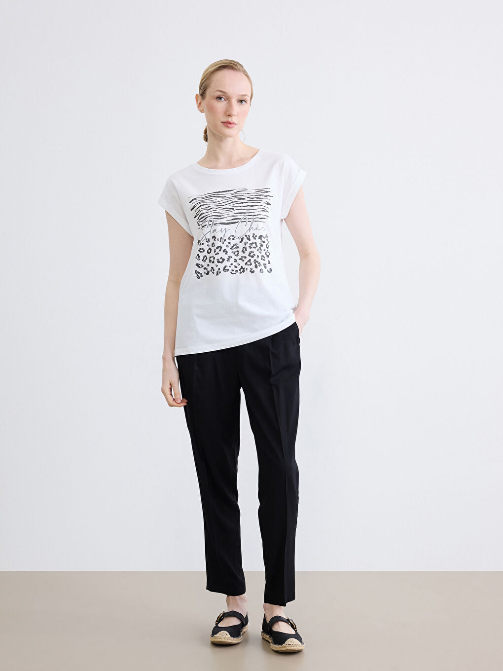 Beyaz Bisiklet Yaka Baskılı Kadın Tişört-1