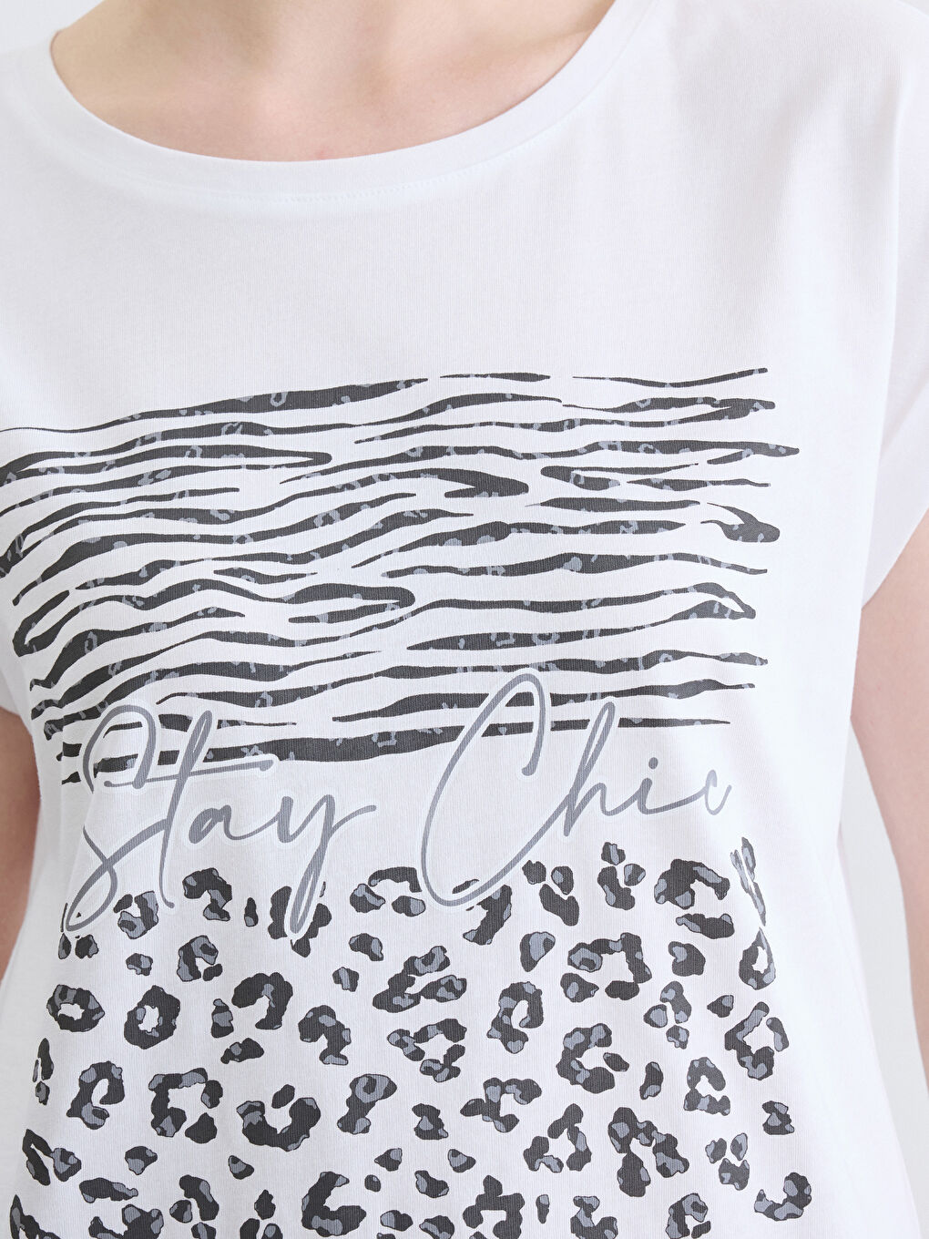 Beyaz Bisiklet Yaka Baskılı Kadın Tişört-2