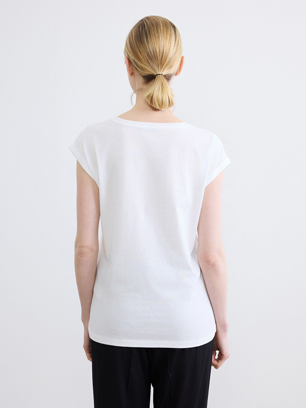 Beyaz Bisiklet Yaka Baskılı Kadın Tişört-3