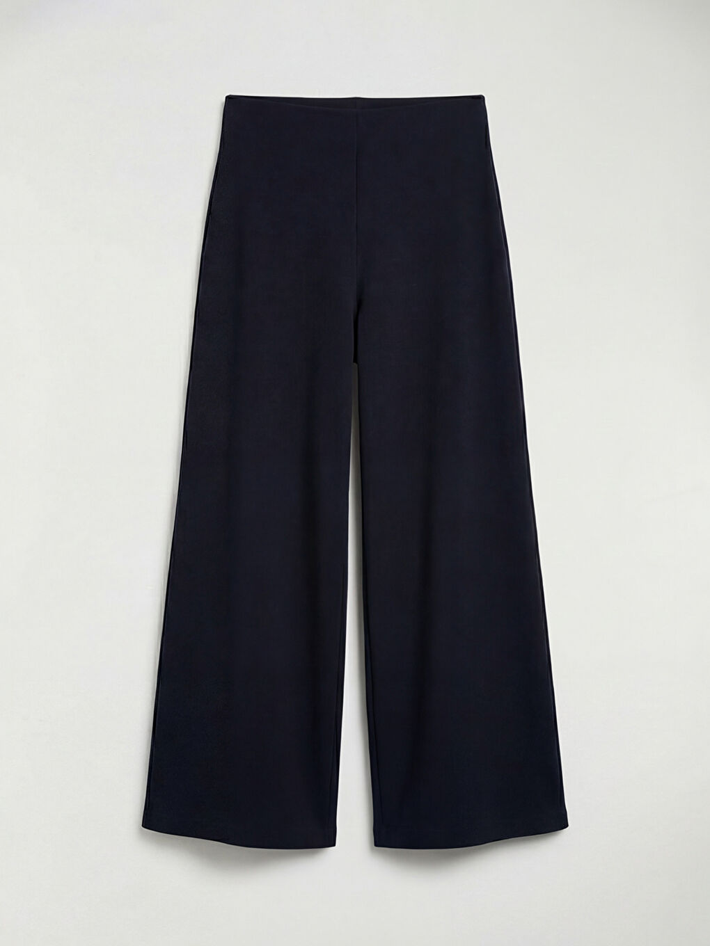 Effortless elegance meets everyday comfort in our wide-leg trousers with a stretch waistband.