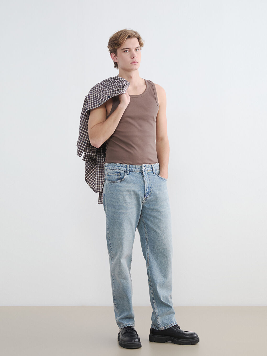 Kahverengi U Yaka Erkek Kolsuz Tişört-3