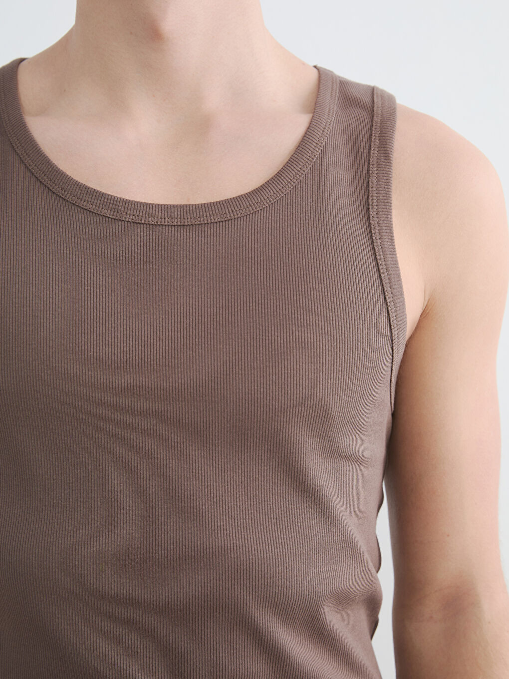 Kahverengi U Yaka Erkek Kolsuz Tişört-4