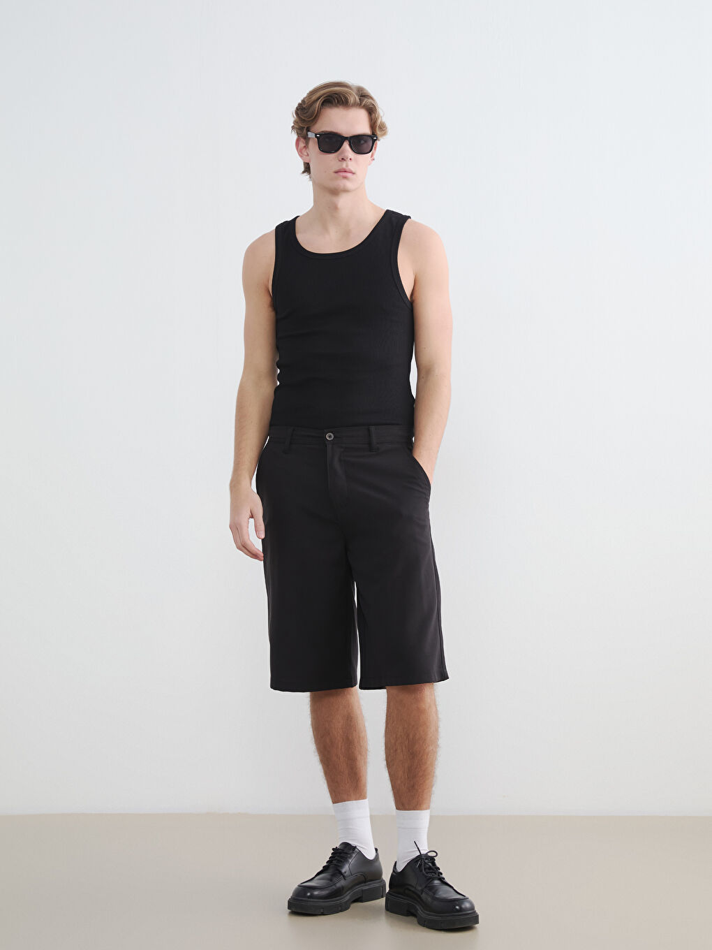 Siyah U Yaka Erkek Kolsuz Tişört-1