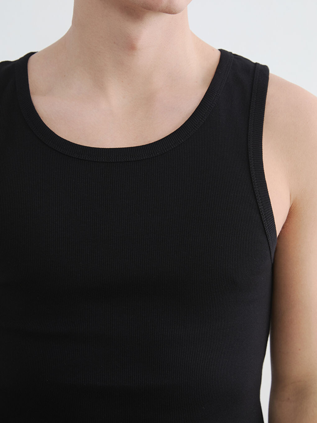 Siyah U Yaka Erkek Kolsuz Tişört-2