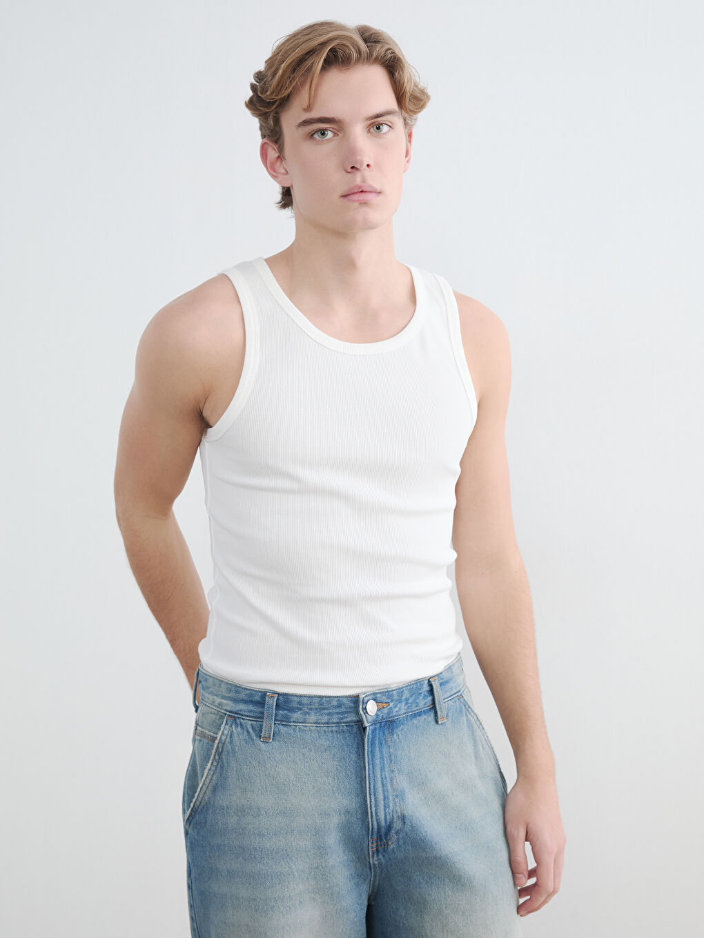 Beyaz U Yaka Erkek Kolsuz Tişört-1