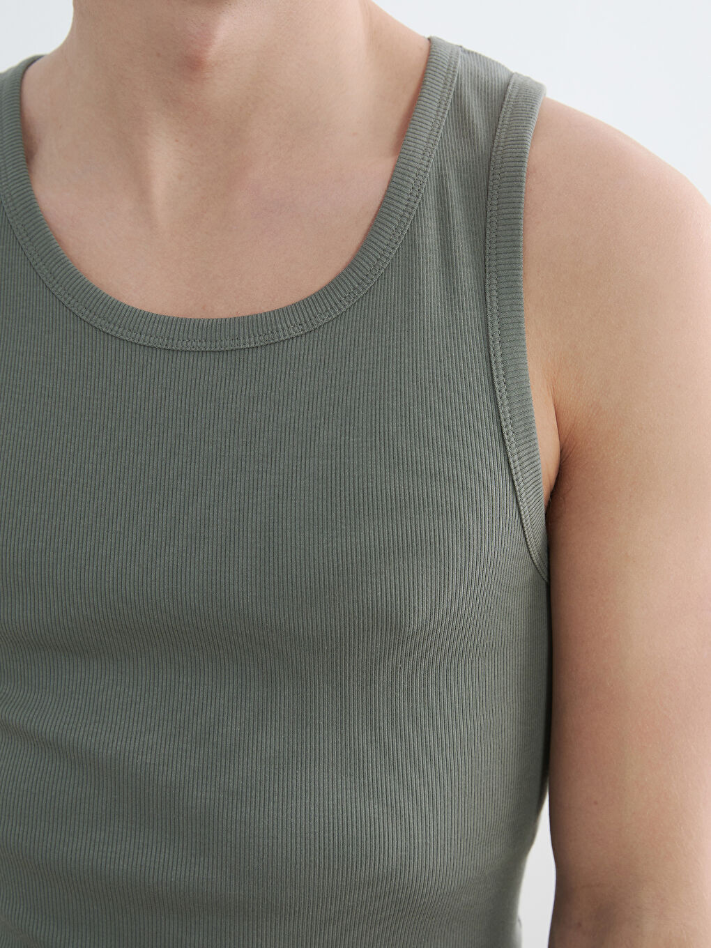 Haki U Yaka Erkek Kolsuz Tişört-2