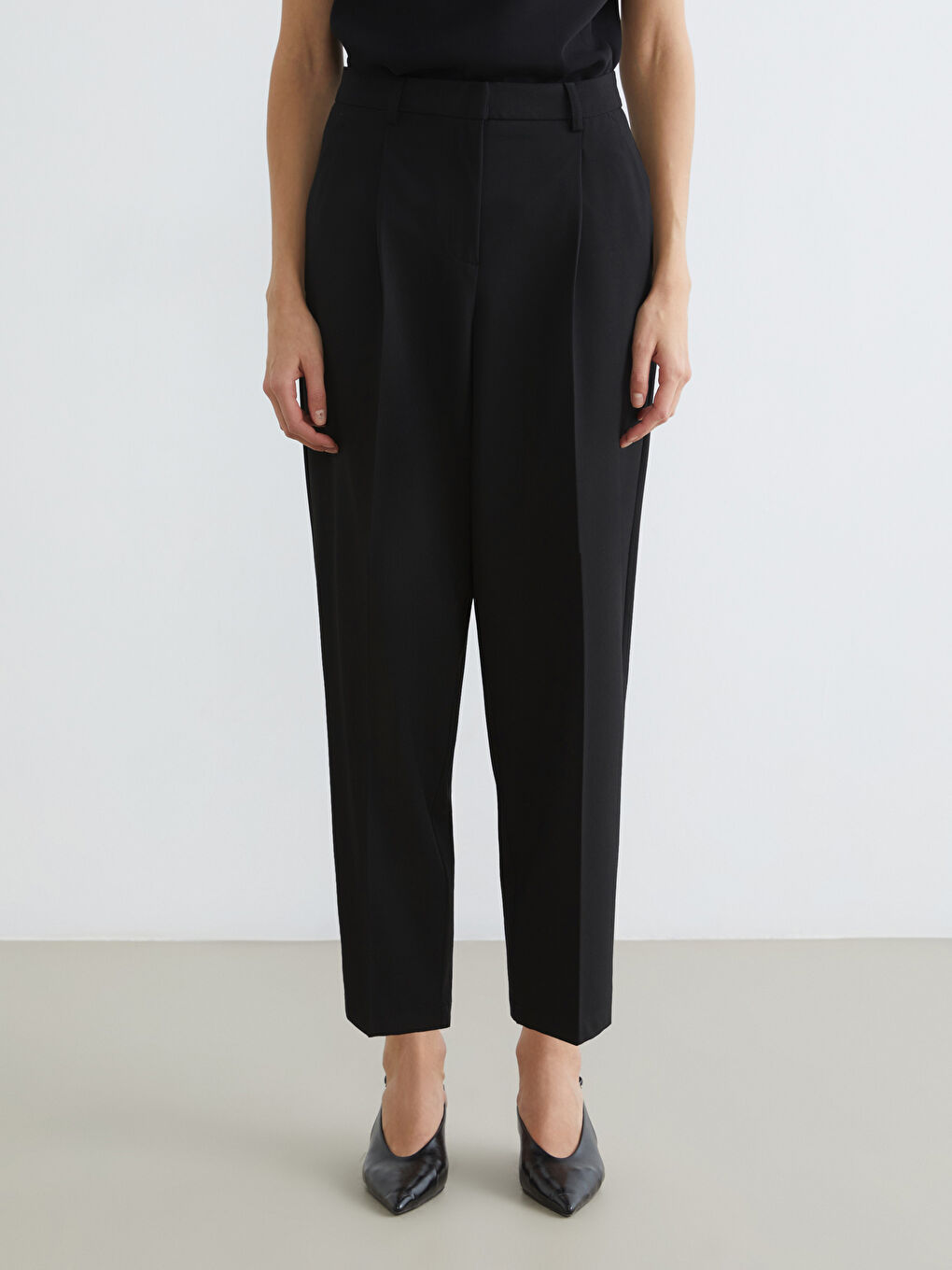 Siyah Yüksek Bel Pileli Havuç Kesim Kadın Pantolon-1