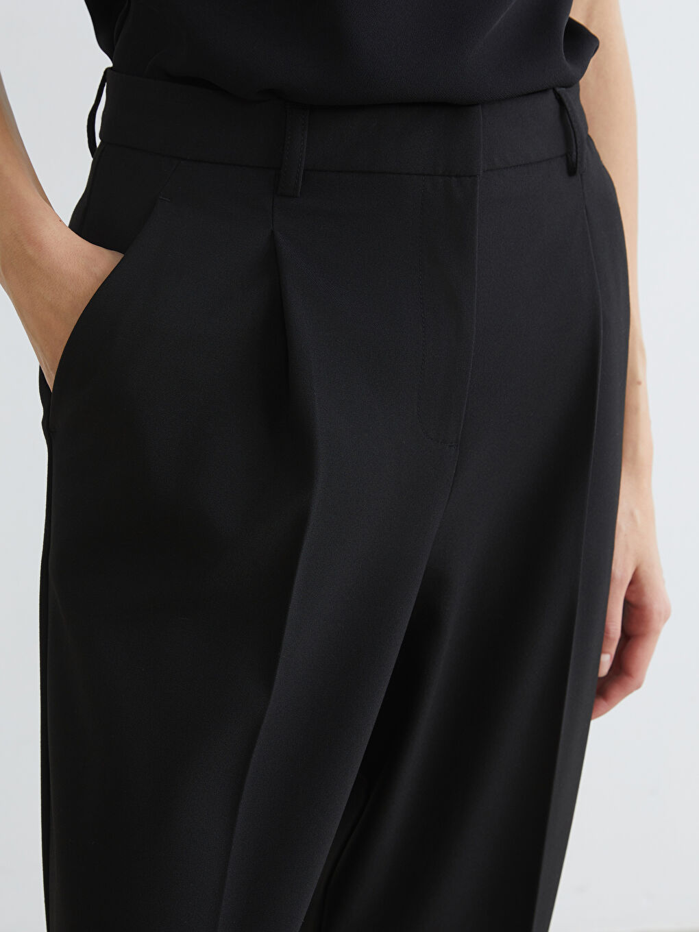 Siyah Yüksek Bel Pileli Havuç Kesim Kadın Pantolon-2