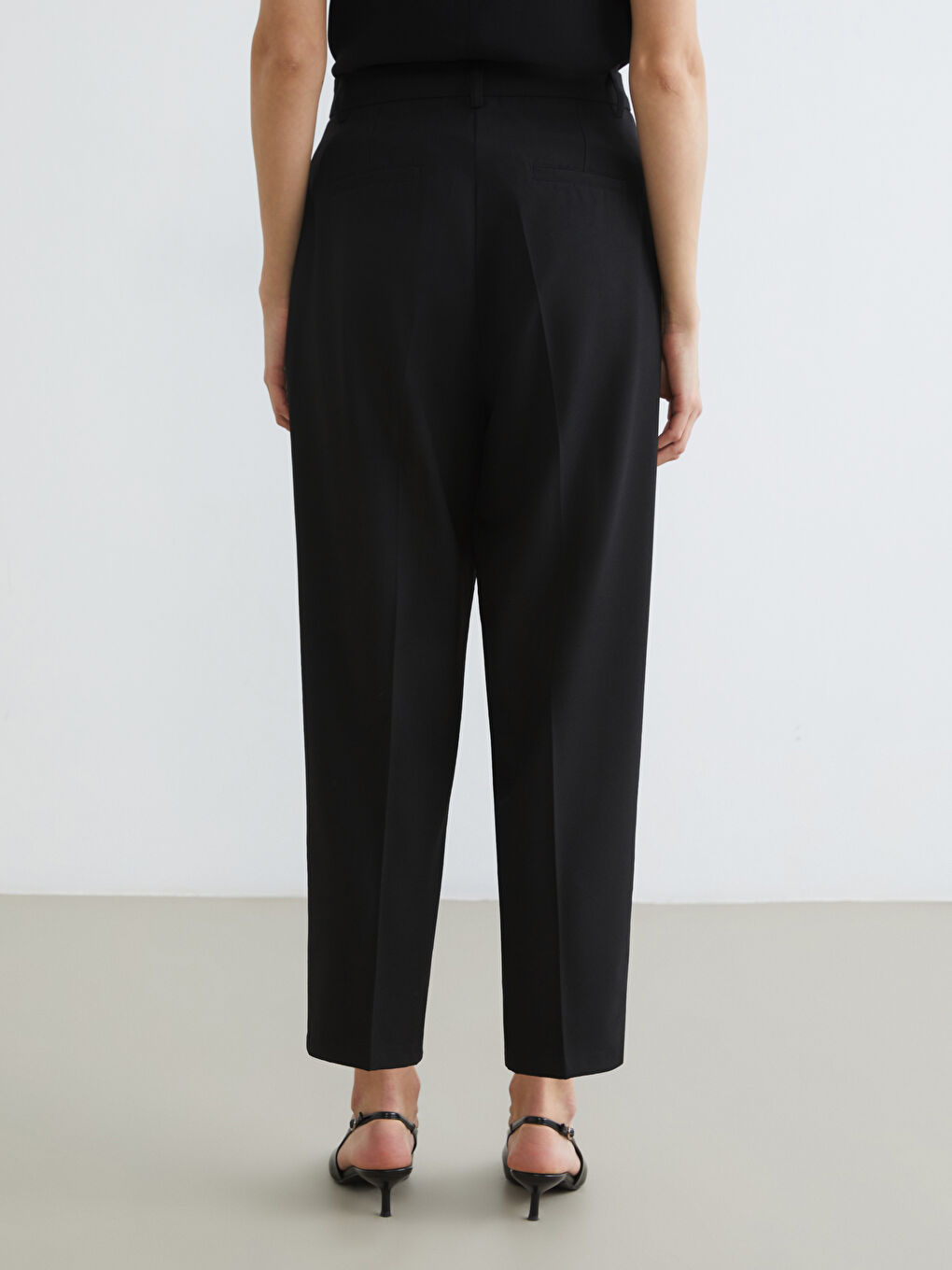 Siyah Yüksek Bel Pileli Havuç Kesim Kadın Pantolon-3