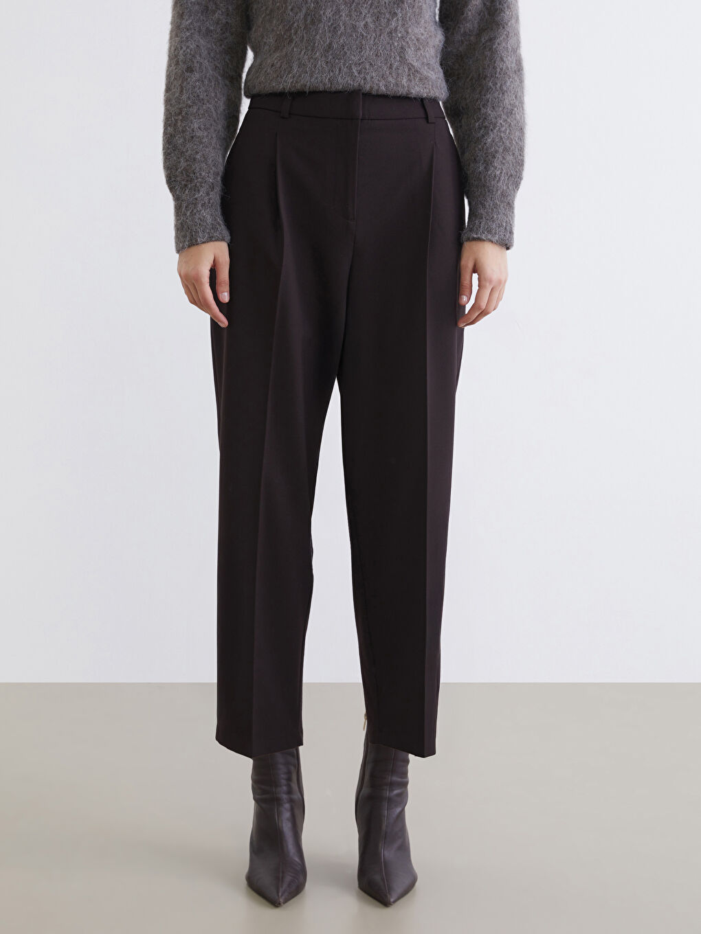 Kahverengi Yüksek Bel Pileli Havuç Kesim Kadın Pantolon	-1