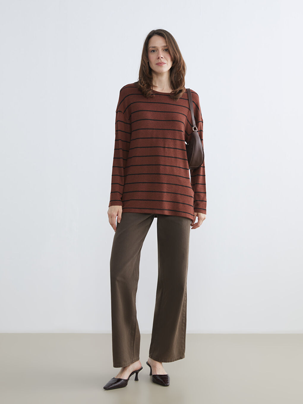 Kahverengi Bisiklet Yaka Çizgili Kadın Tişört-1