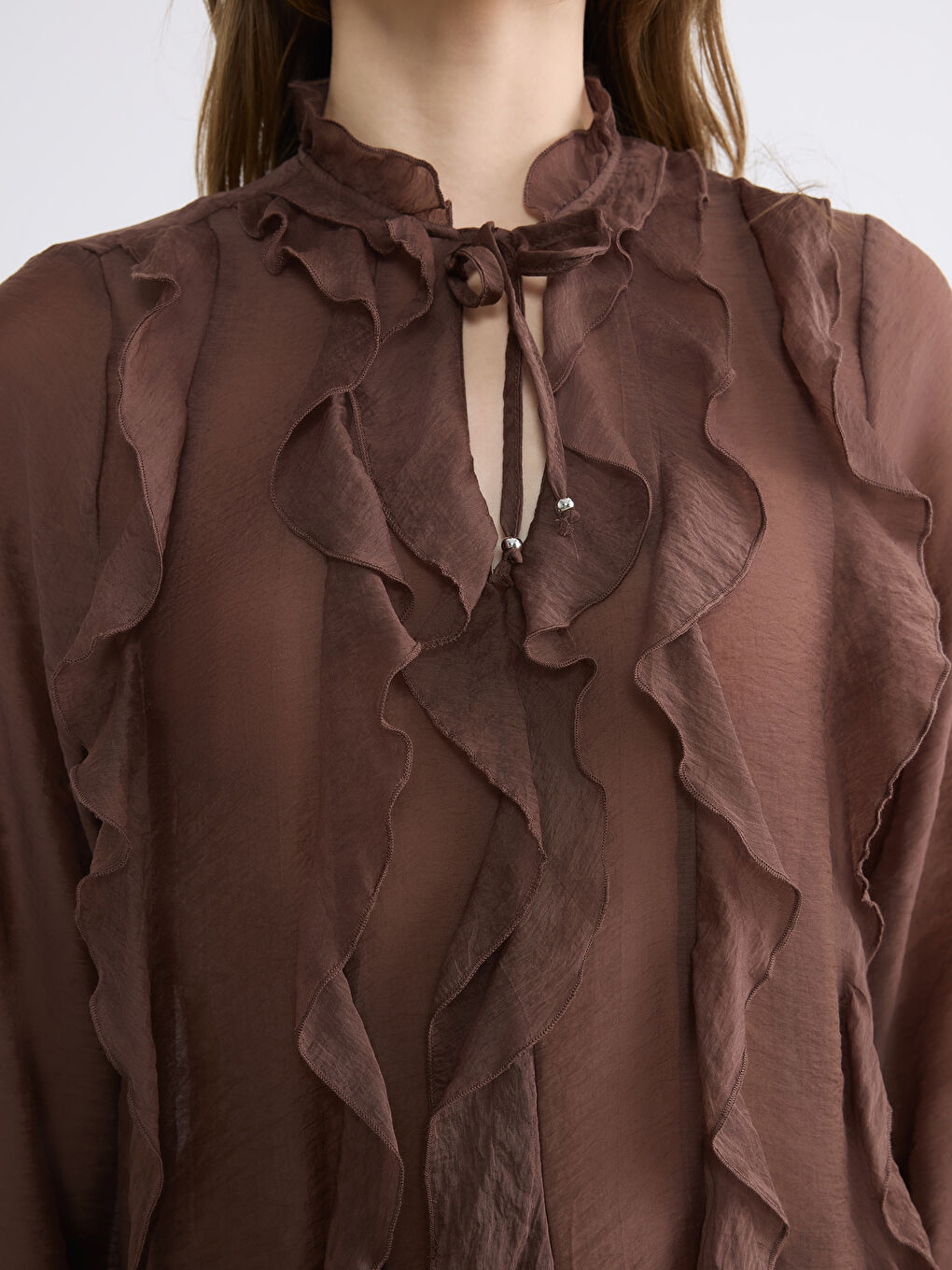 Kahverengi Bağlamalı Yaka Fırfırlı Bluz-3