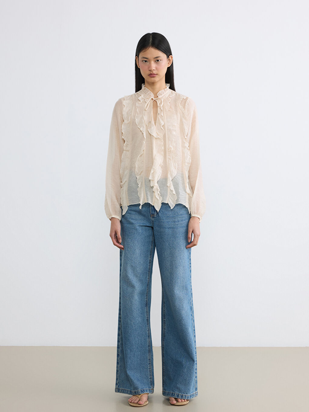 Ekru Bağlamalı Yaka Fiyonk Detaylı Fırfırlı Bluz-1