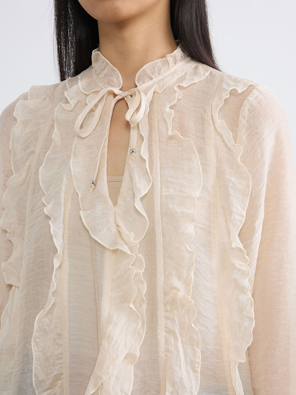 Ekru Bağlamalı Yaka Fiyonk Detaylı Fırfırlı Bluz-2