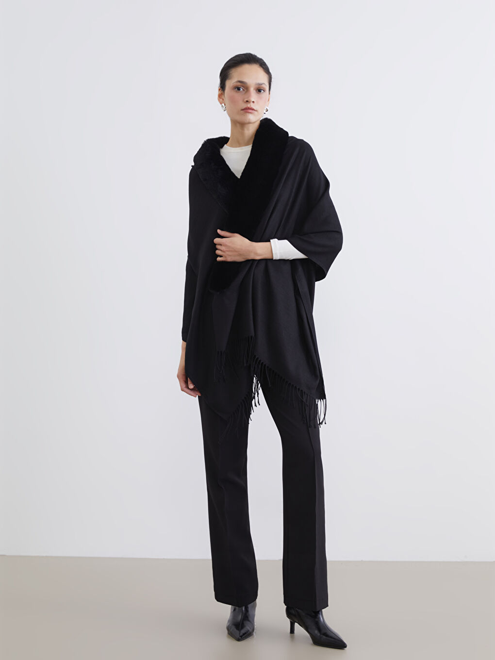 Siyah Suni Kürk Detaylı Kadın Şal-1