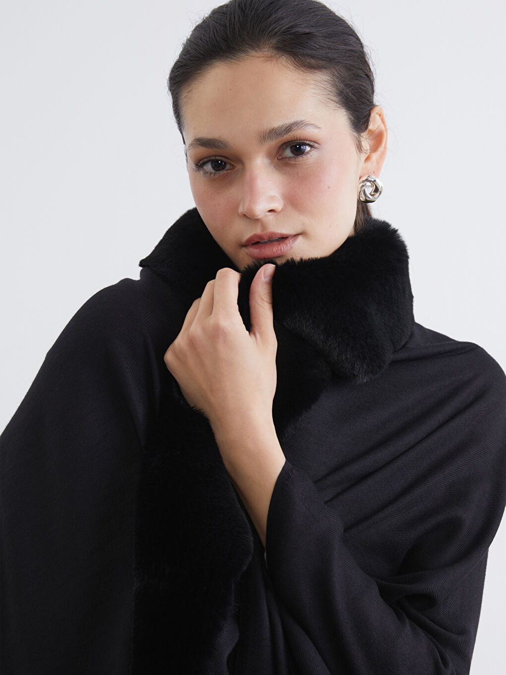 Siyah Suni Kürk Detaylı Kadın Şal-2