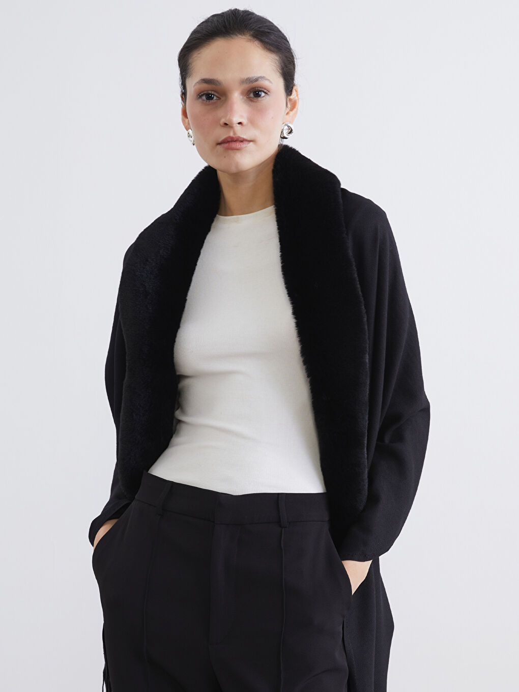 Siyah Suni Kürk Detaylı Kadın Şal-3